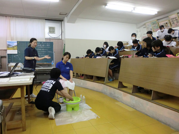 看護学部教員による足浴のデモンストレーション