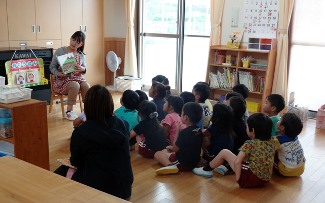 園児たちに絵本の読み聞かせ