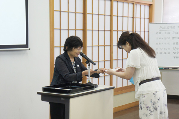 受講生へ修了証書の授与