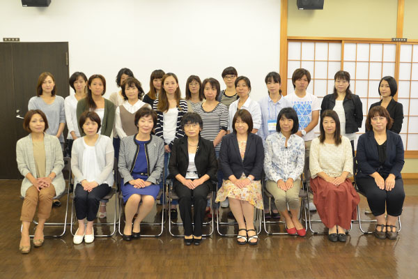 受講生と委員との集合写真