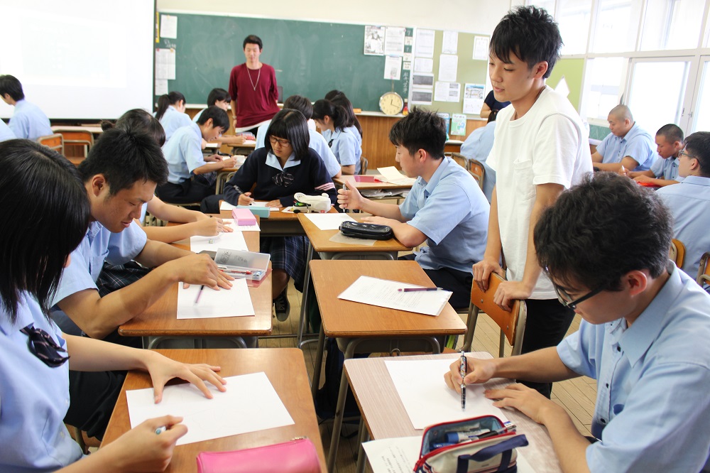 地域政策学部鄭ゼミの学生が高等学校で主権者教育の授業を行いました News 愛知大学