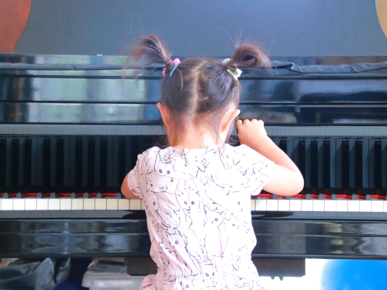 女の子　ピアノ